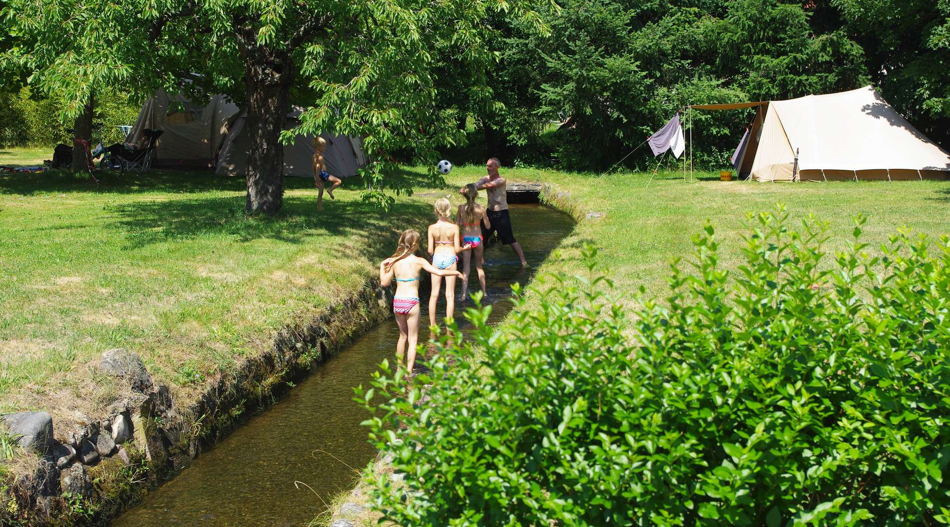 s'amuser dans le ruisseau du camping